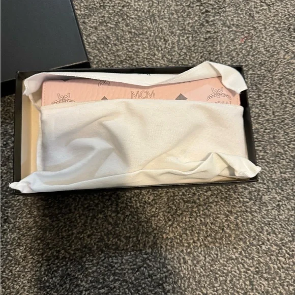 MCM Pink Crossbody Bag with Flap Closure and Gold Chain Strap - Picture 4 of 7